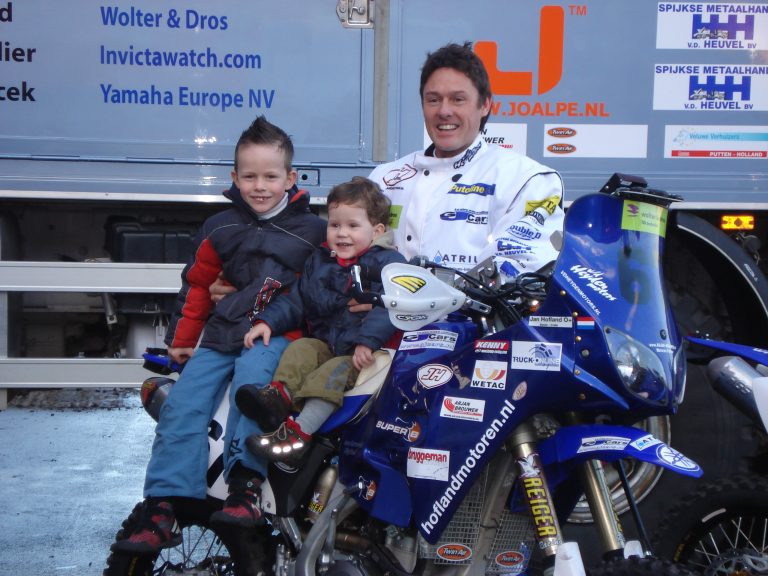 Jan Hofland met kinderen voor Dakar 2008